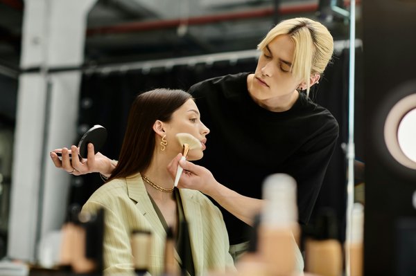 Comment marier des accessoires en soie avec des tenues d'hiver pour un look raffiné?