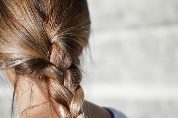 Quels sont les meilleurs conseils pour réaliser une coiffure tressée élégante et rapide?