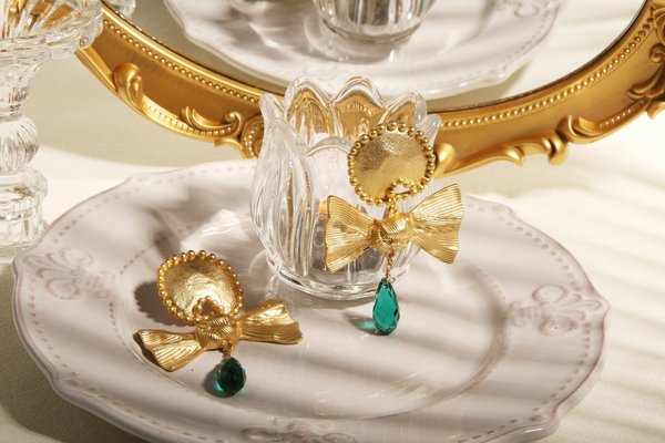 Comment assortir des broches vintage à une tenue contemporaine?